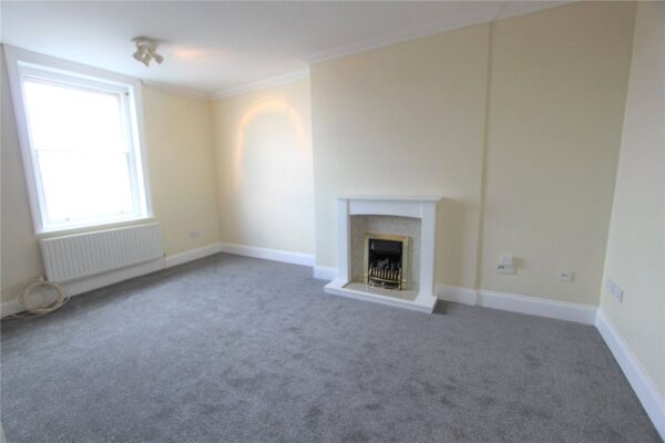 2 BEDROOM FLAT IN TOWN CENTRE