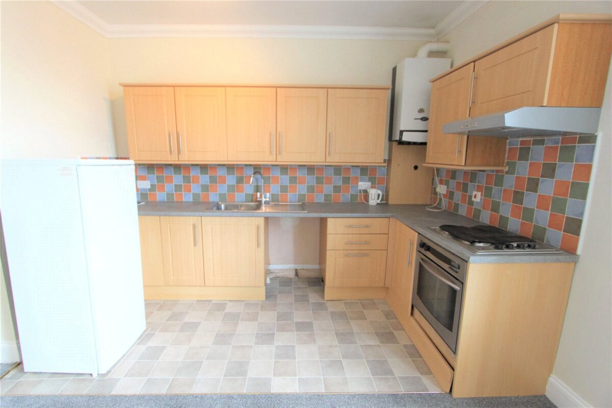 2 BEDROOM FLAT IN TOWN CENTRE
