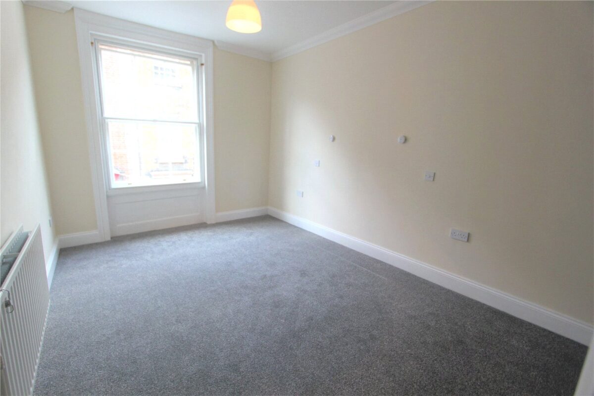 2 BEDROOM FLAT IN TOWN CENTRE