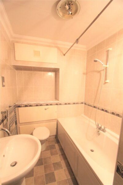 2 BEDROOM FLAT IN TOWN CENTRE