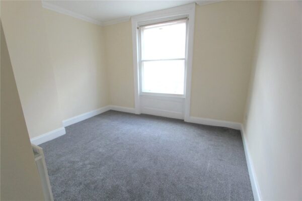 2 BEDROOM FLAT IN TOWN CENTRE