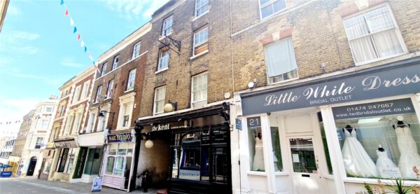 2 BEDROOM FLAT IN TOWN CENTRE