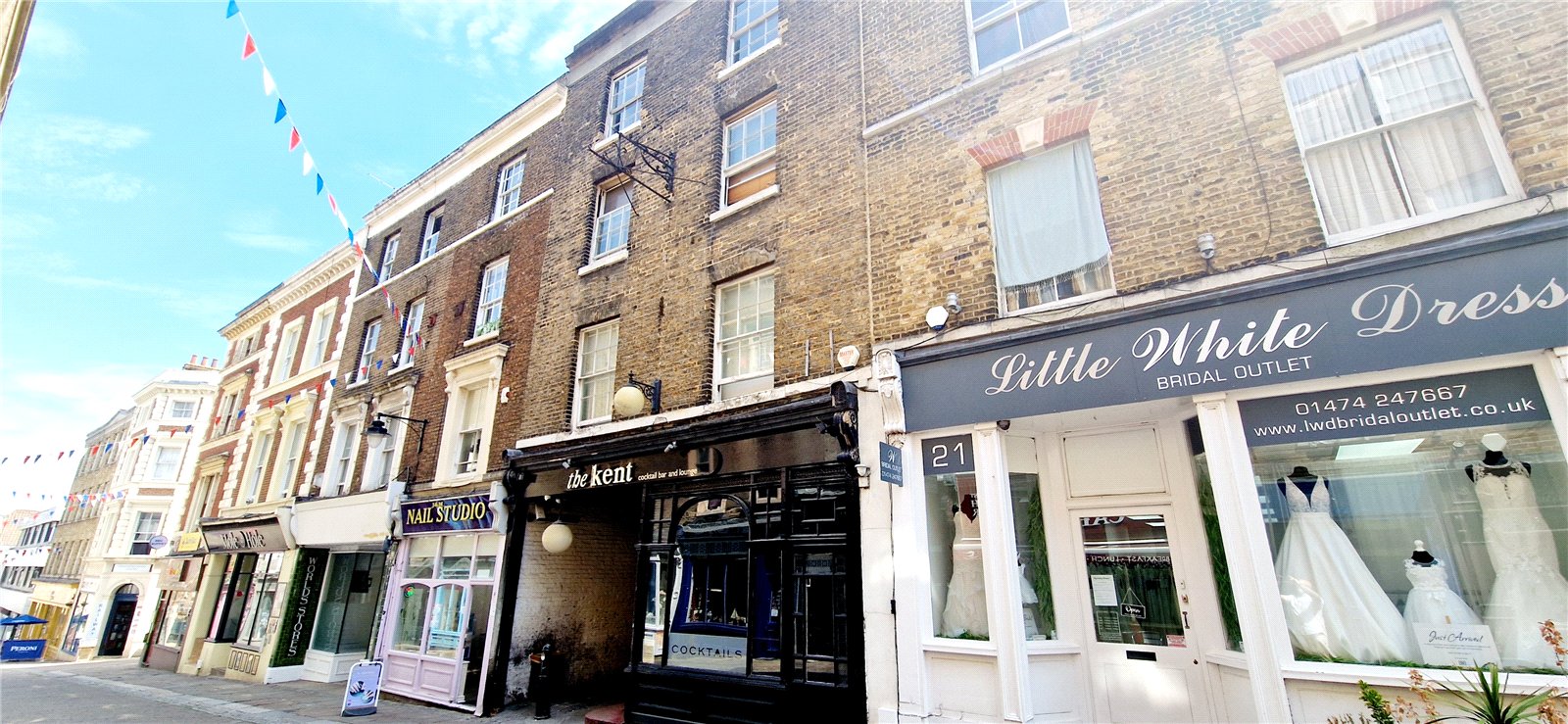 2 BEDROOM FLAT IN TOWN CENTRE