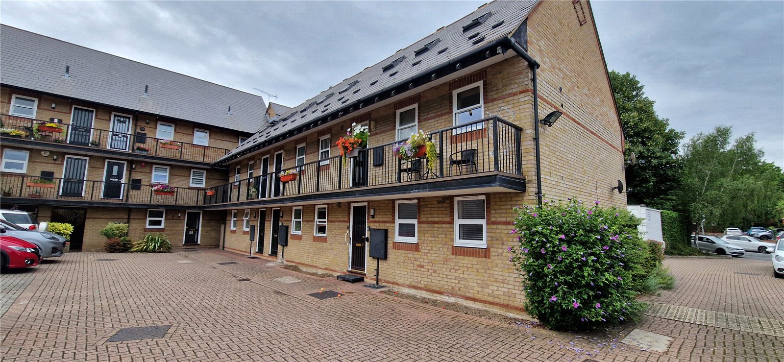 1 BED SPLIT LEVEL APARMENT