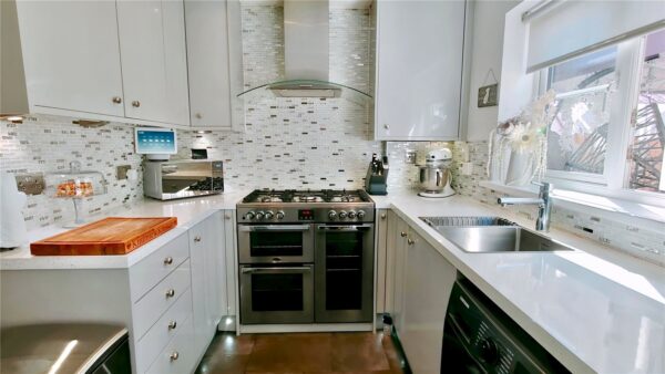 STUNNING 2 BEDROOM HOUSE