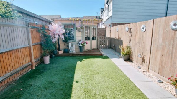 STUNNING 2 BEDROOM HOUSE