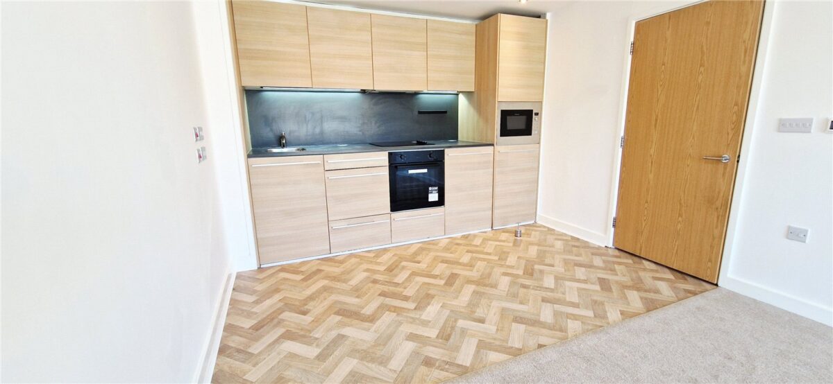 1 BEDROOM TOP FLOOR APARTMENT