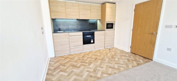 1 BEDROOM TOP FLOOR APARTMENT