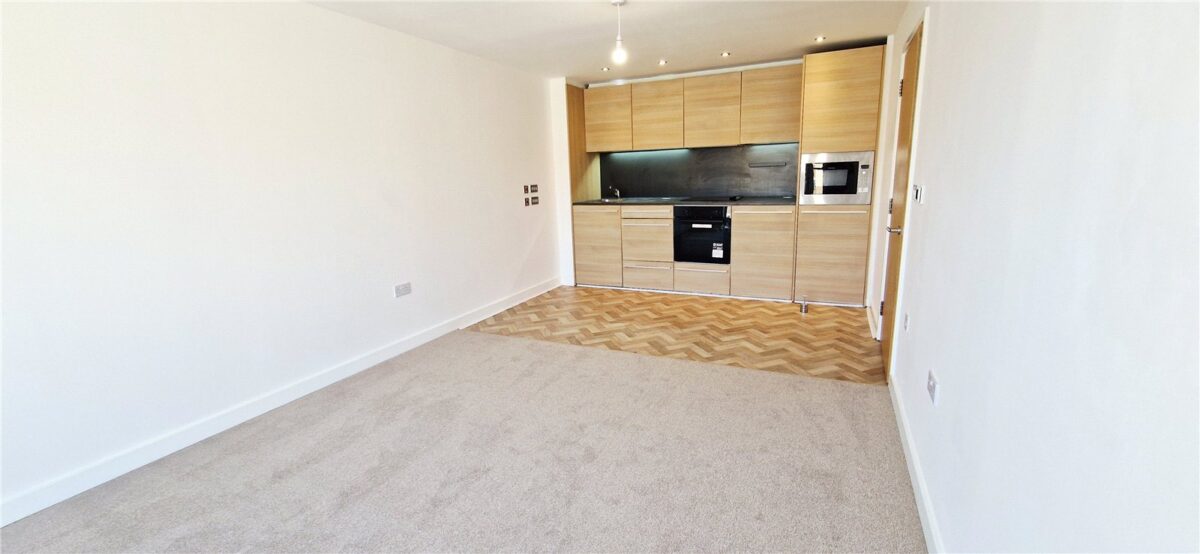 1 BEDROOM TOP FLOOR APARTMENT
