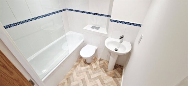 1 BEDROOM TOP FLOOR APARTMENT
