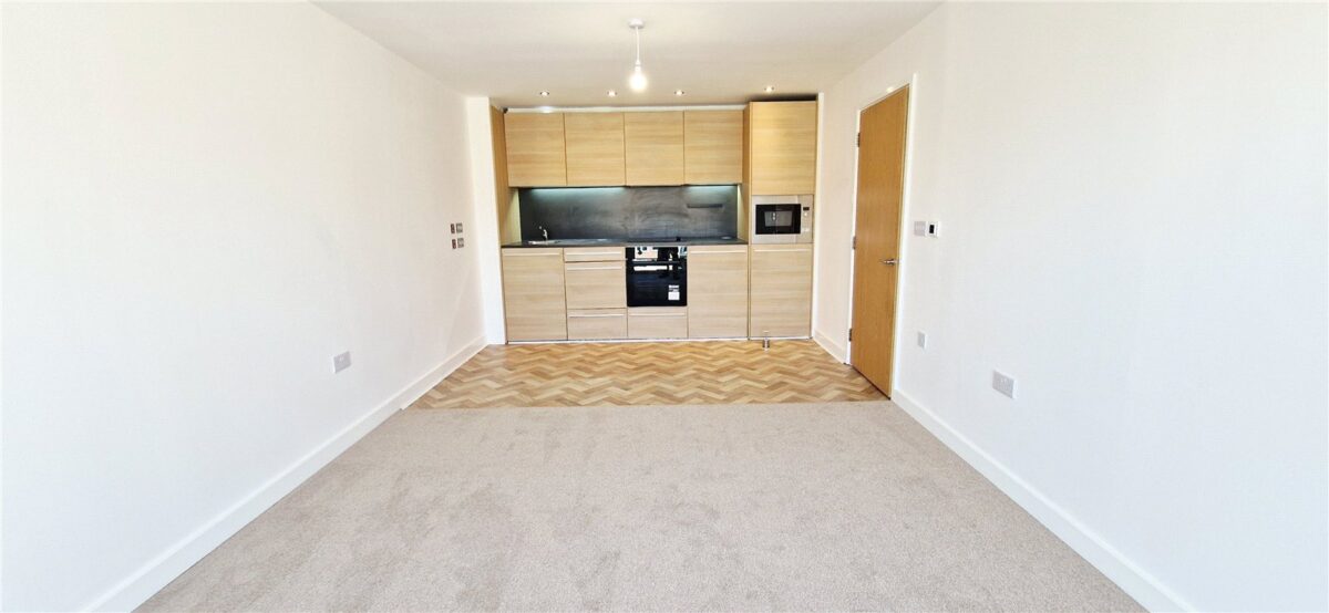 1 BEDROOM TOP FLOOR APARTMENT