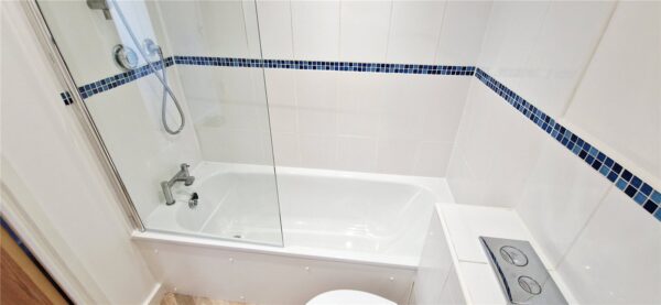1 BEDROOM TOP FLOOR APARTMENT