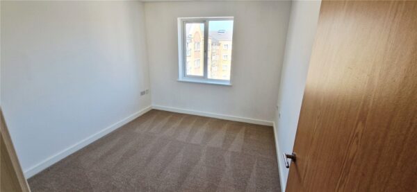 1 BEDROOM TOP FLOOR APARTMENT
