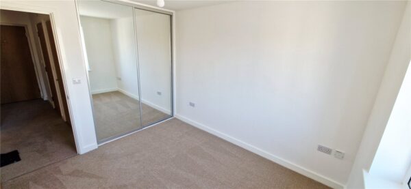 1 BEDROOM TOP FLOOR APARTMENT