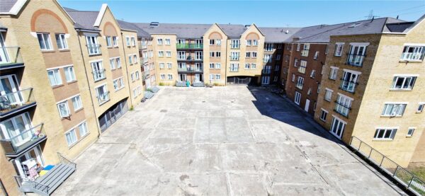 1 BEDROOM TOP FLOOR APARTMENT
