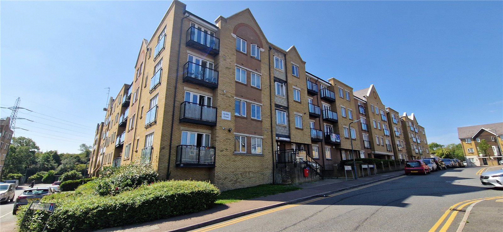 1 BEDROOM TOP FLOOR APARTMENT