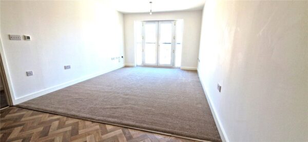 1 BEDROOM TOP FLOOR APARTMENT