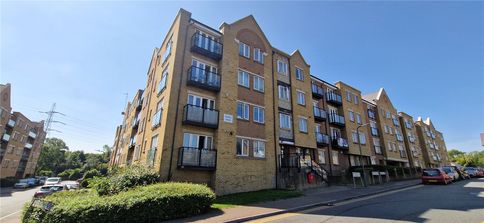1 BEDROOM TOP FLOOR PARTMENT