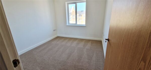 1 BEDROOM TOP FLOOR PARTMENT