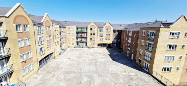 1 BEDROOM TOP FLOOR PARTMENT