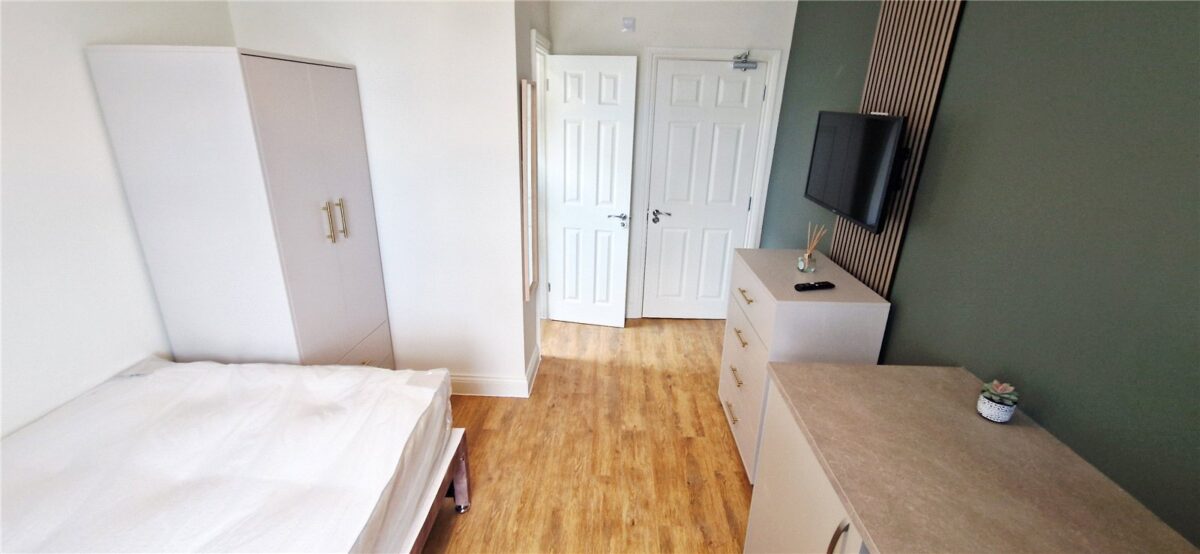 ROOM & ENSUITE SHOWER