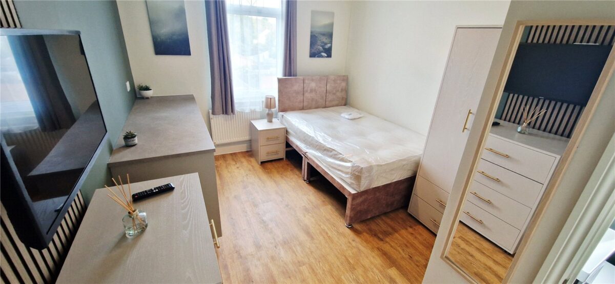 ROOM & ENSUITE SHOWER